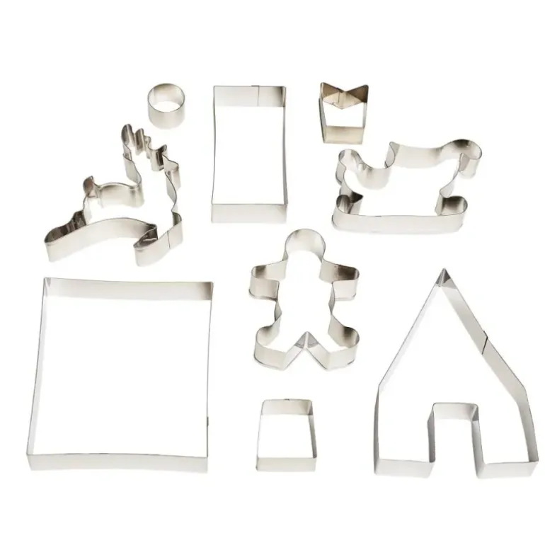 Kit 9 emporte-pièces Noël 3D bonhomme traineau cerf maison