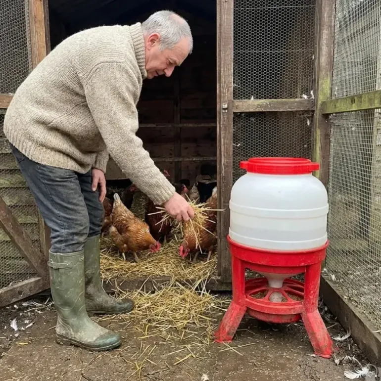 Mangeoire anti-gaspillage sur pieds 23 kg – Grande capacité