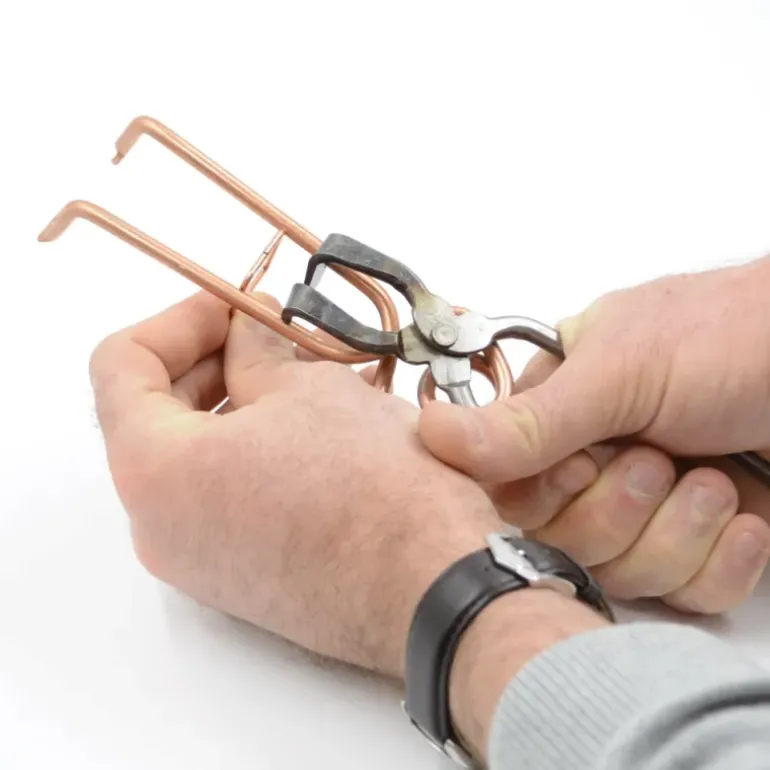 Pince pour placement tente piège à taupe