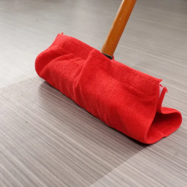 Serpillères pour balai en microfibre bleues et rouges Lot de 4